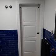 Mobapi puerta en madera pintada de blanco