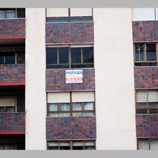 Mobapi letrero en un edificio 